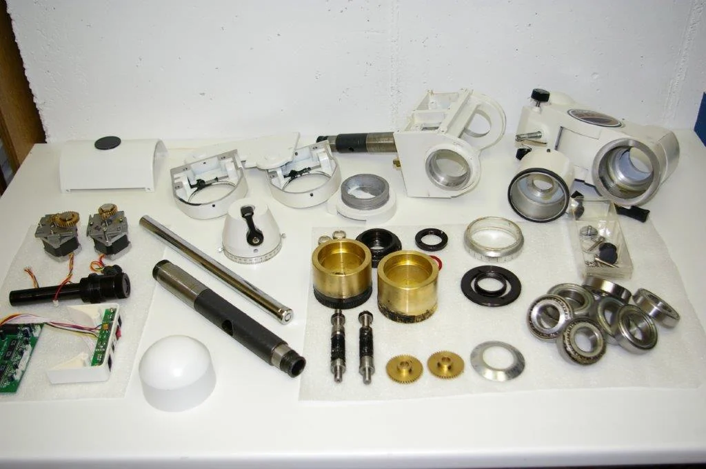 Mechanische Baugruppen einer zerlegten HEQ5-Montierung